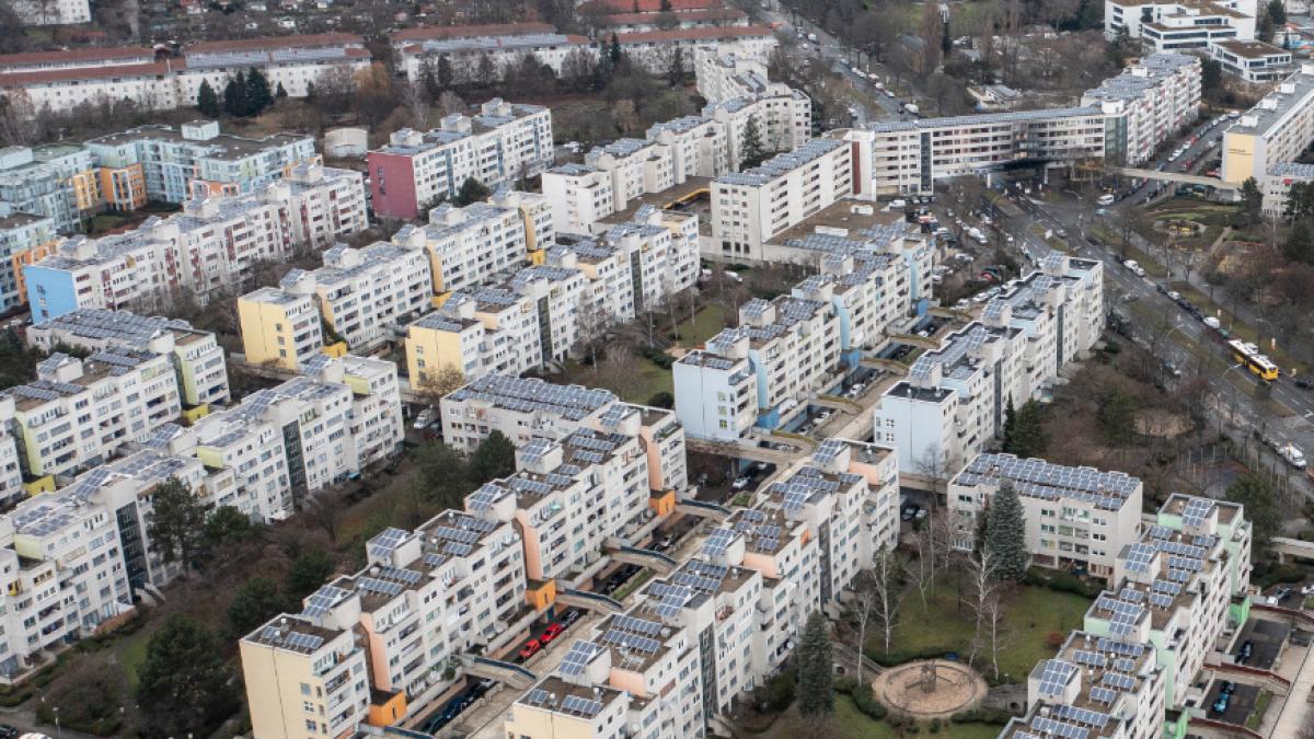 In Berlin-Neuk&ouml;lln ist ein Junge aus einem Hochhaus gest&uuml;rzt. Im Krankenhaus erlag er seinen Verletzungen. (Foto)