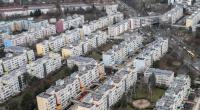 In Berlin-Neukölln ist ein Junge aus einem Hochhaus gestürzt. Im Krankenhaus erlag er seinen Verletzungen.