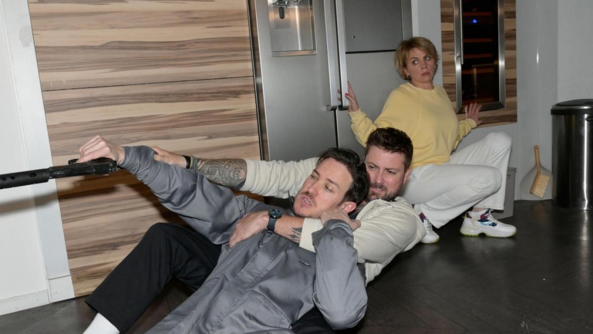 John (Felix von Jascheroff) und Yvonne (Gisa Zach) werden im Townhouse von einem Auftragskiller &uuml;berrascht. (Foto)