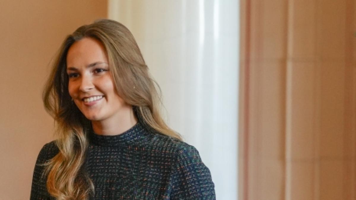 Prinzessin Ingrid Alexandra, Tochter von Kronprinzessin Mette-Marit und Kronprinz Haakon, feierte den Sieg der norwegischen Nationalmannschaft gemeinsam mit ihrem j&uuml;ngeren Bruder Prinz Sverre Magnus nach Abpfiff in der Kabine. (Foto)