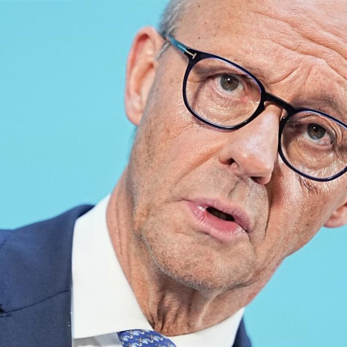 Politische Vertrauenskrise vertieft sich - Bundeskanzler erreicht neuen Tiefpunkt 