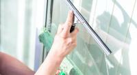 Eine 19-Jährige ist beim Fensterputzen in Dortmund aus dem vierten Stock gefallen. (Symbolfoto)