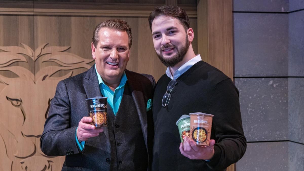Gr&uuml;nder Muhammet Bulat (r.) konnte mit seinen "Bulgurcups" DHDL-Investor Ralf D&uuml;mmel (l.) &uuml;berzeugen. (Foto)