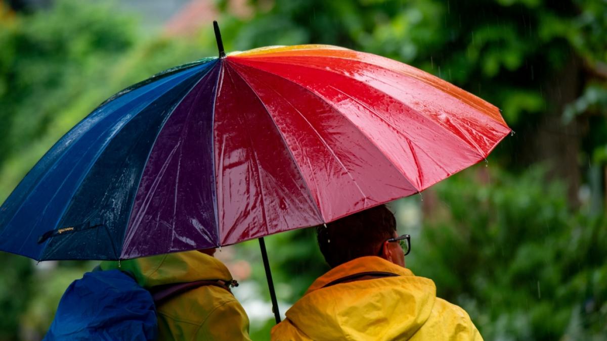 Regenjacke statt Bikini: Der Sommer 2021 war in Deutschland zwar &uuml;berdurchschnittlich warm, fiel aber buchst&auml;blich ins Wasser. (Foto)