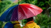 Regenjacke statt Bikini: Der Sommer 2021 war in Deutschland zwar überdurchschnittlich warm, fiel aber buchstäblich ins Wasser.