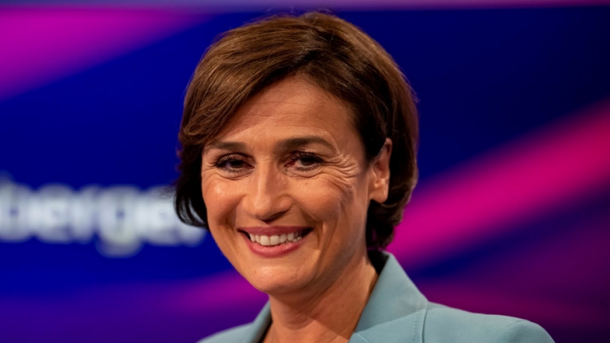 Sandra Maischberger im TV-Studio ihrer Talkshow "maischberger". (Foto)