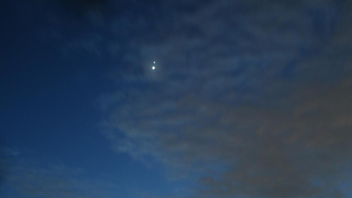 Die Aufnahme aus dem Jahr 2015 zeigt eine Venus-Jupiter-Konjunktion. (Foto)