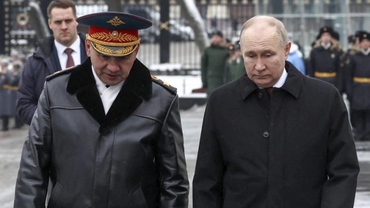 Wladimir Putin (rechts) führt seit Februar 2022 Krieg gegen die Ukraine.