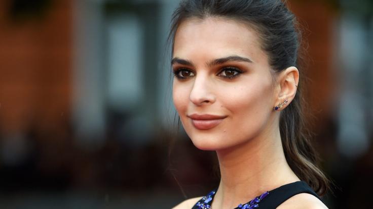 Emily Ratajkowski heizt ihren Fans mit einem Busenblitzer mächtig ein.