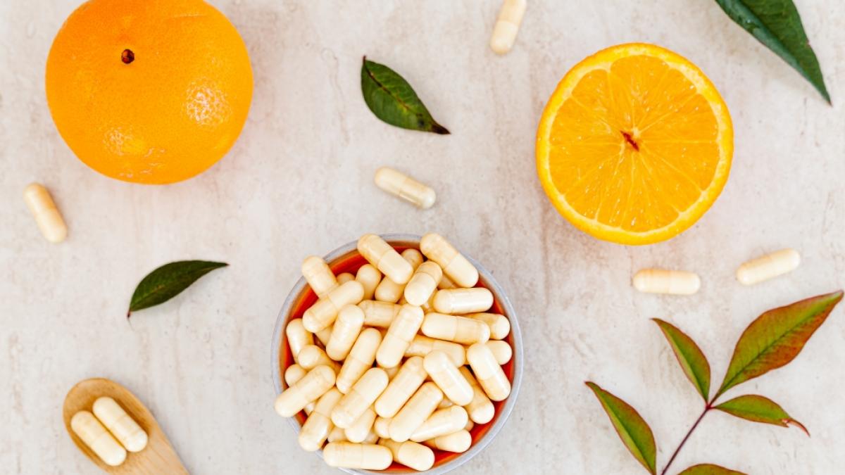 Vitamin C l&auml;sst sich &uuml;ber die Ern&auml;hrung oder zus&auml;tzlich &uuml;ber Pr&auml;parate aufnehmen. (Foto)