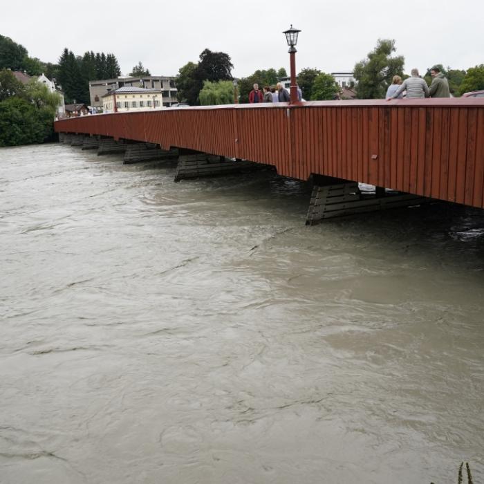 Parkplätze unter Wasser! Dauerregen flutet Süddeutschland