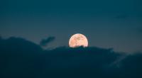 Der Vollmond im August wird auch roter Mond oder Blitzmond genannt.