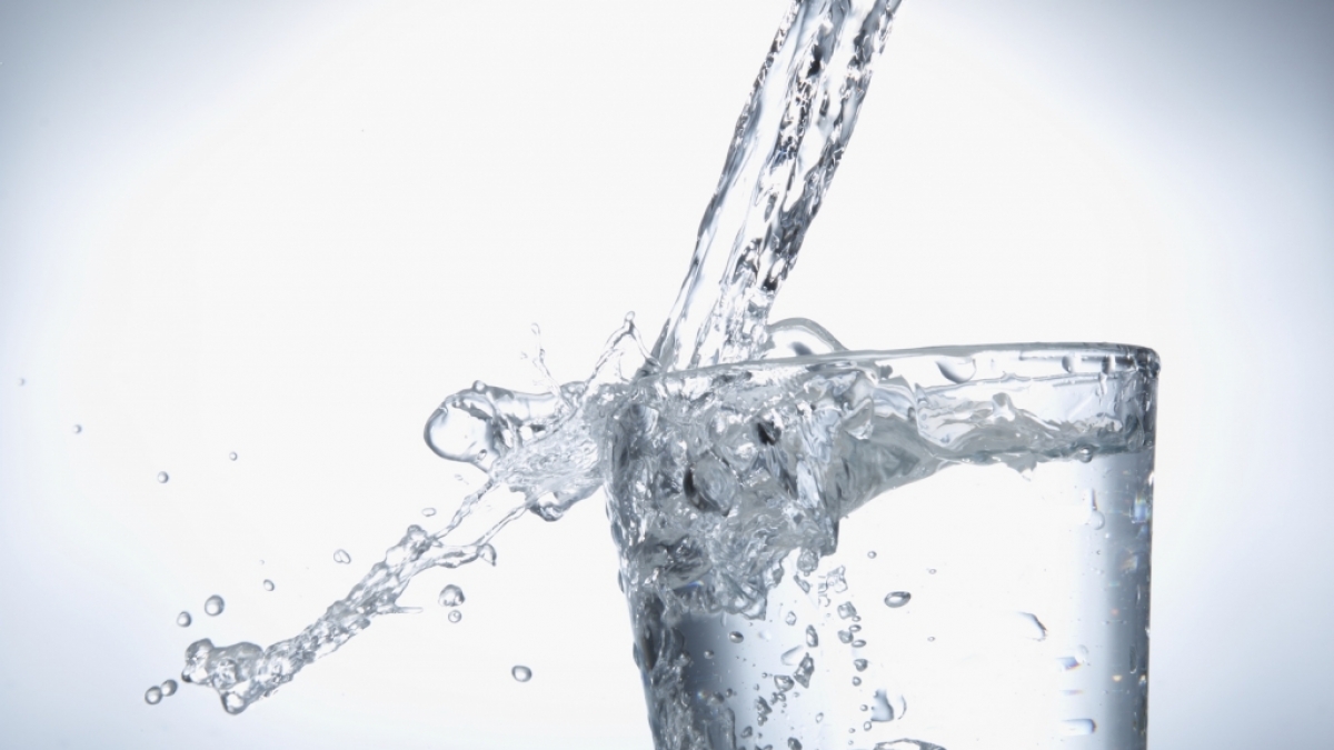 Wasser ist nicht gleich Wasser: Beim Mineralstoffgehalt von Mineralw&auml;sssern aus dem Supermarkt und Discounter lohnt ein Blick auf das Kleingedruckte. (Foto)