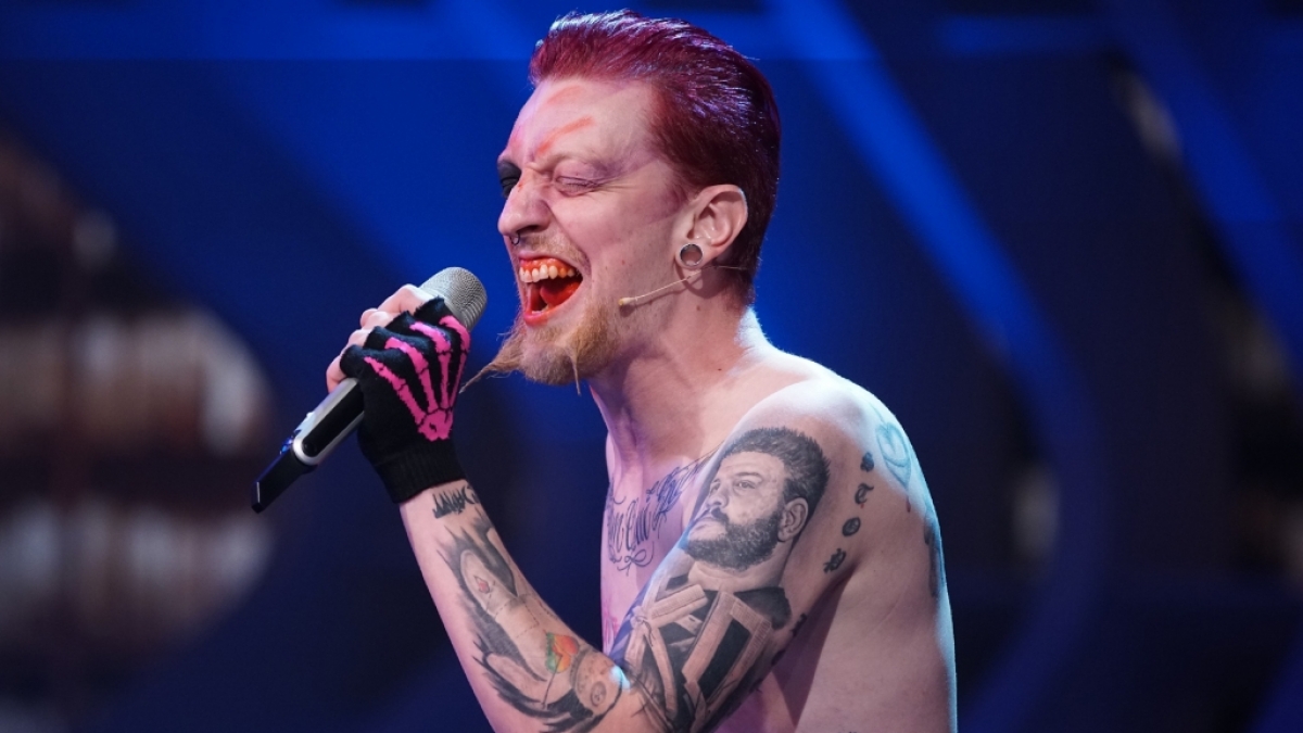 Oliver Schmidt will die Jury mit seinem Song "Schrei nach Liebe" von "Die &Auml;rzte" &uuml;berzeugen. (Foto)