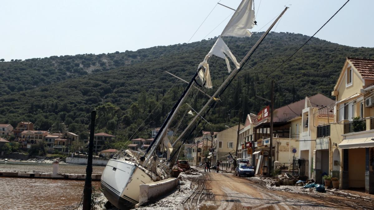Griechenland, Kefalonia: Eine Segelyacht liegt nach einem Sturm neben einer Stra&szlig;e an Land. (Foto)