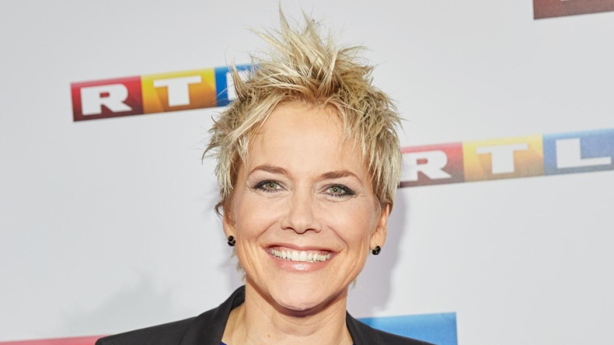 Inka Bause (57) moderiert seit &uuml;ber 20 Jahren bei RTL die Kuppelshow "Bauer sucht Frau". Nun wurden die geheimen Vertr&auml;ge der Kandidat:innen bekannt. (Foto)