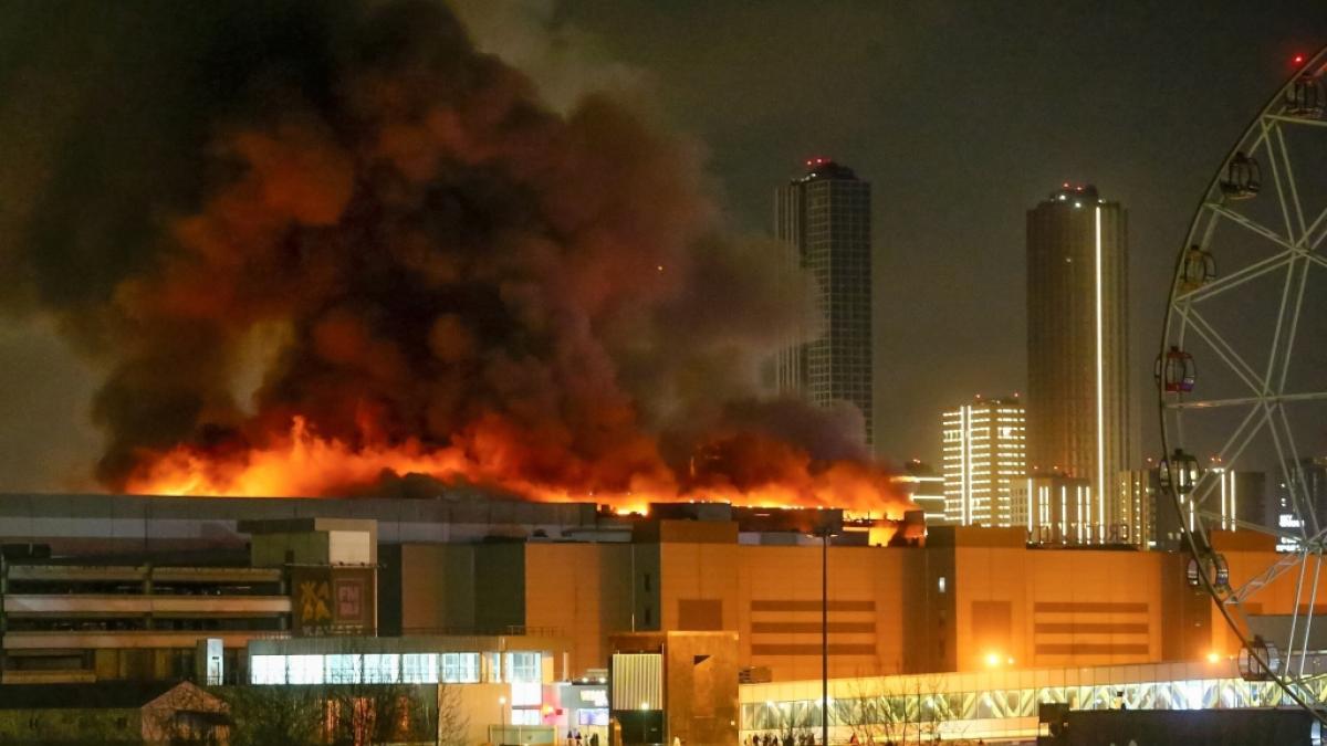 Flammen &uuml;ber der Crocus City Hall am westlichen Rand von Moskau am Freitagabend: Auf die Konzerthalle gab es einen Terroranschlag. (Foto)