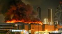 Flammen über der Crocus City Hall am westlichen Rand von Moskau am Freitagabend: Auf die Konzerthalle gab es einen Terroranschlag.