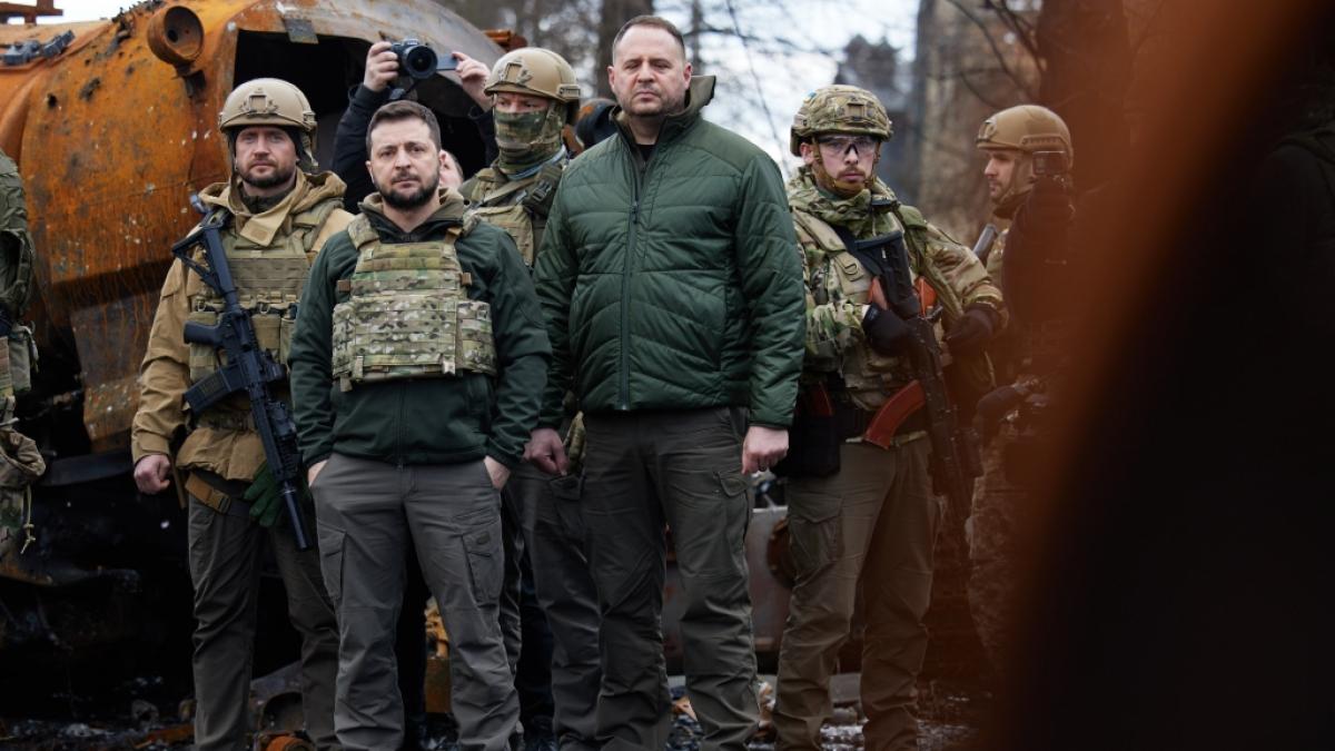 Wolodymyr Selenskyj (2.v.l), Pr&auml;sident der Ukraine, begutachtet den Schauplatz eines Gefechts in Butscha in der N&auml;he von Kiew. (Foto)