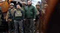 Wolodymyr Selenskyj (2.v.l), Präsident der Ukraine, begutachtet den Schauplatz eines Gefechts in Butscha in der Nähe von Kiew.