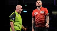 Michael van Gerwen bejubelt seinen Sieg in der Darts Premier League 2022 - für Joe Cullen (re.) blieb nur der zweite Platz.