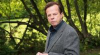 Krister Henriksson ist als Kurt Wallander eher knorrig und eigenwillig.
