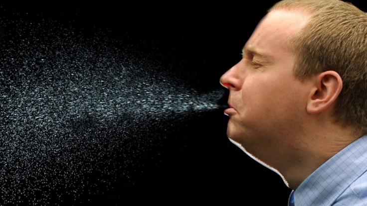 Experten gehen davon aus, dass das Coronavirus sowohl durch Tröpfcheninfektion als auch durch Aerosole übertragen wird.