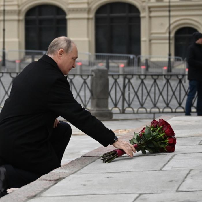 Steif und unbeholfen! Video offenbart Putins wahren Gesundheitszustand