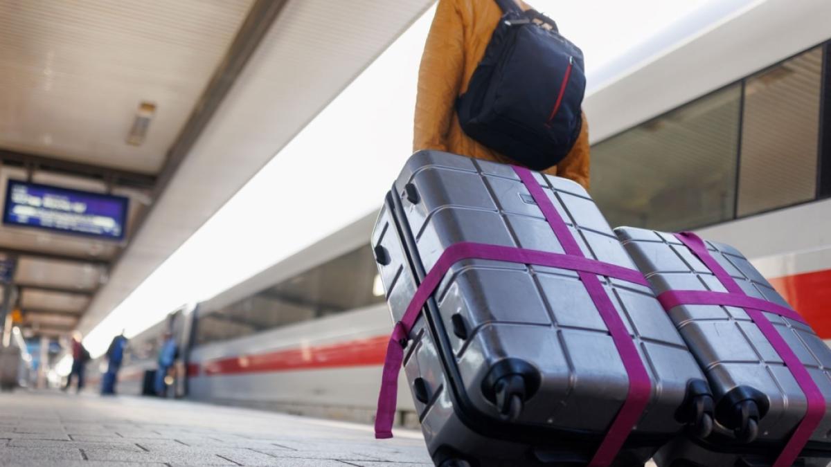 Bahnreisende k&ouml;nnen beim Zugfahren einige Euro einsparen. (Symbolfoto) (Foto)