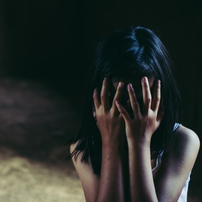 Mädchen (12) mit Alkohol abgefüllt und von 11 Männern vergewaltigt