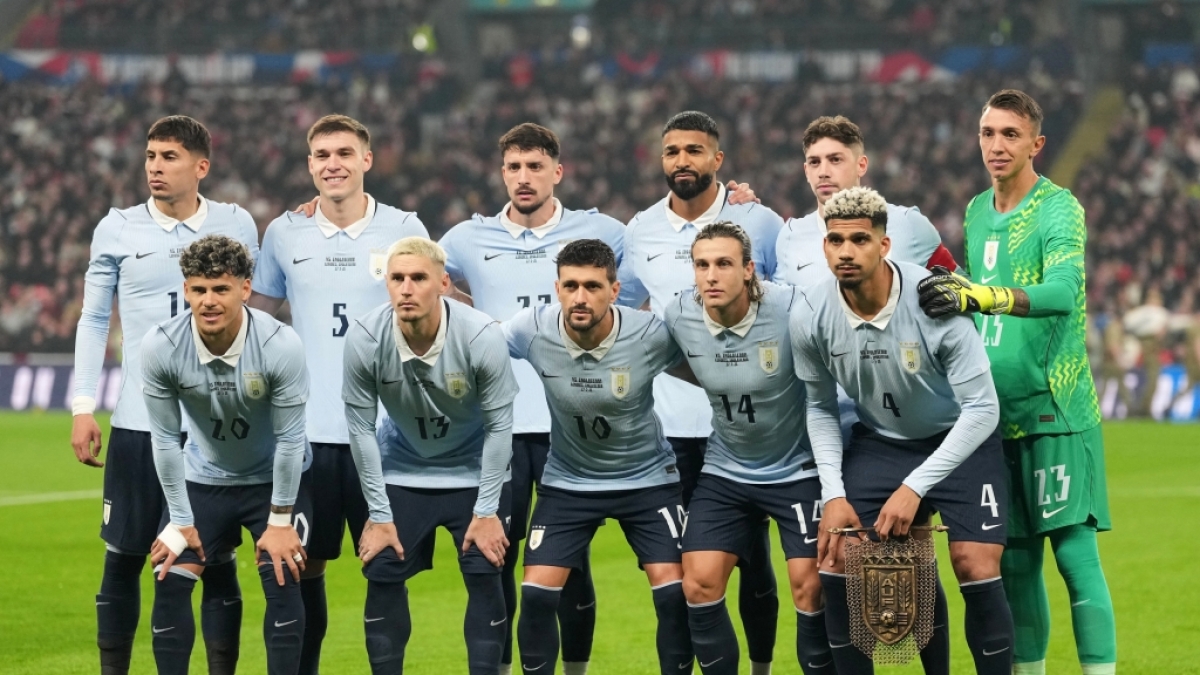 Spieler aus Uruguay stellen sich vor dem internationalen Freundschaftsspiel zwischen England und Uruguay in London f&uuml;r ein Mannschaftsfoto auf. Uruguay nimmt an der Fu&szlig;ball-WM 2026 teil, am 27.03.2026. (Symbolbild) (Foto)