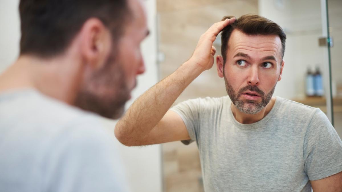 Bei androgenetischer Alopezie, also genetisch bedingtem Haarausfall, helfen Shampoos nicht. Doch zwei Mittel zeigen trotzdem Wirkung. (Foto)