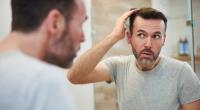 Bei androgenetischer Alopezie, also genetisch bedingtem Haarausfall, helfen Shampoos nicht. Doch zwei Mittel zeigen trotzdem Wirkung.