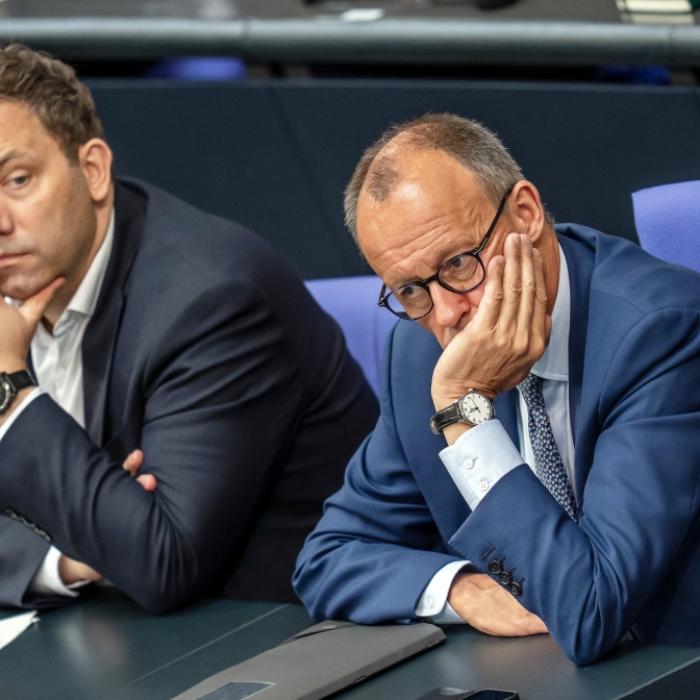 Schlechte Noten für Schwarz-Rot - Umfrage-Tiefpunkt für Merz-Regierung