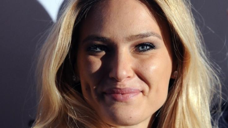 Im ultrakurzen Plissee-Rock inspirierte Bar Refaeli so manchen Instagram-Follower.