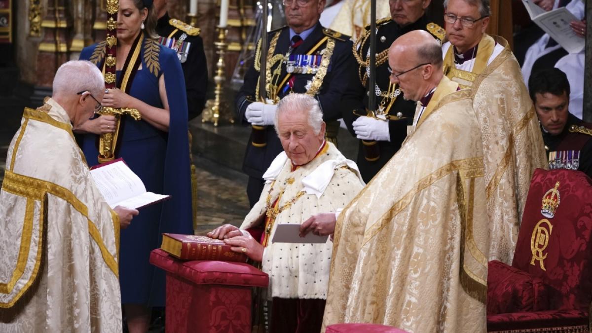 K&ouml;nig Charles III. h&auml;lt w&auml;hrend der Kr&ouml;nungszeremonie in der Westminster Abbey seine Hand auf die Bibel. (Foto)