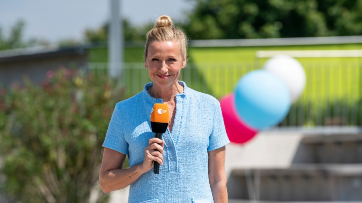 Andrea Kiewel begr&uuml;&szlig;t ihr Publikum am 11. Juli 2021 im "ZDF Fernsehgarten" zum Thema Fernweh. (Foto)