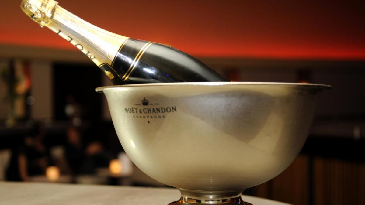 Todesursache Luxus-Champagner: Nach dem Verzehr von mit der Droge Ecstasy versetztem Schampus ist ein Mann (56) in der Oberpfalz gestorben. Nun wird in einer offiziellen Mitteilung vor dem Genuss des Champagners gewarnt. (Foto)