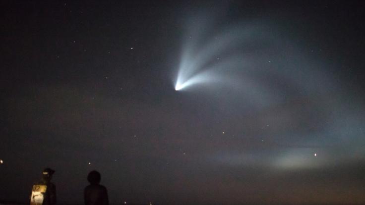 Eine Falcon-9-Rakete landete erstmals auf kalifornischem Festland.