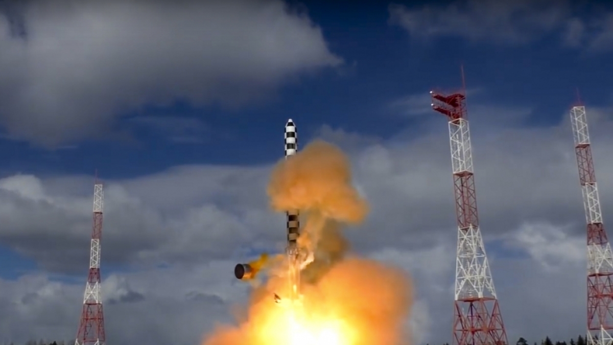 Das vom russischen Verteidigungsministerium zur Verf&uuml;gung gestellten Bild zeigt den Abschuss einer Interkontinentalrakete des Typs "RS-28 Sarmat" bei einem Test. (Foto)