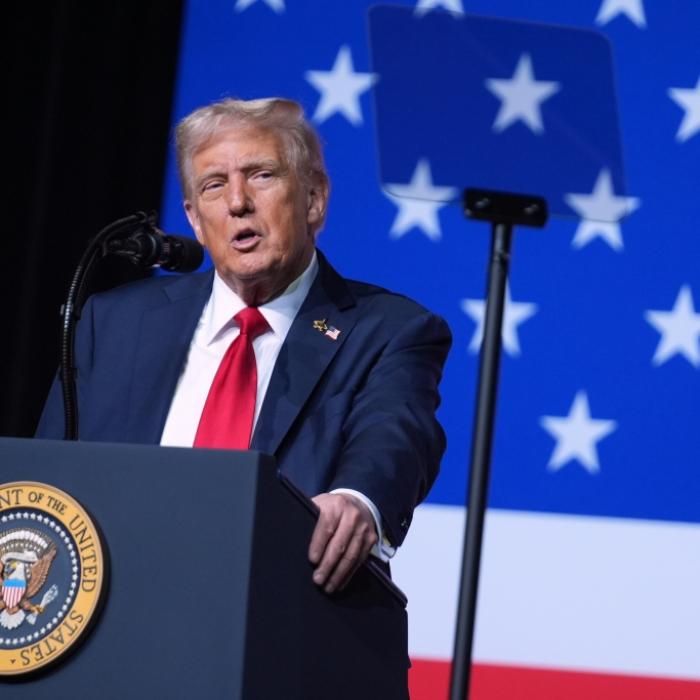 Als Königin im Spitzenkleid verunglimpft - US-Präsident mit Foto böse verspottet