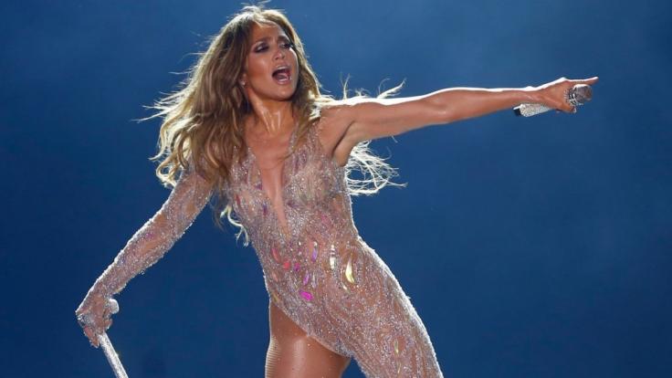Nichts für schwache Nerven! Auf dem neuesten Instagram-Post von Jennifer Lopez können Fans die heiße Latina im königsblauem Satin-Fummel bewundern.