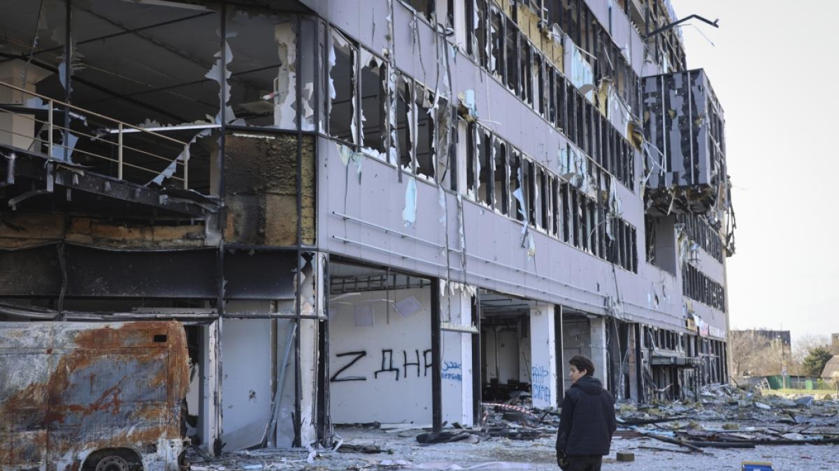 Ein Anwohner geht an einem besch&auml;digten Geb&auml;ude in einem Gebiet unter der Regierung der Volksrepublik Donezk im Osten der Ukraine vorbei. (Foto)
