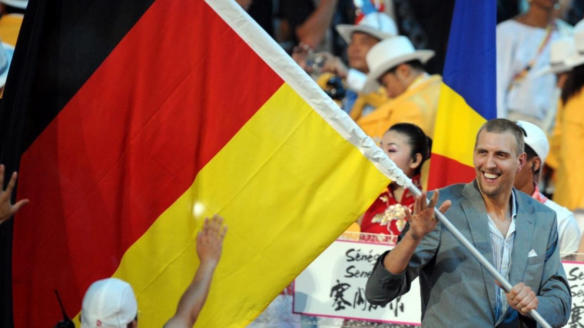 Basketball-Superstar Dirk Nowitzki tr&auml;gt die deutsche Fahne beim Einmarsch der deutschen Mannschaft am 8. August 2008 bei den Olympischen Spielen in Peking (Foto)