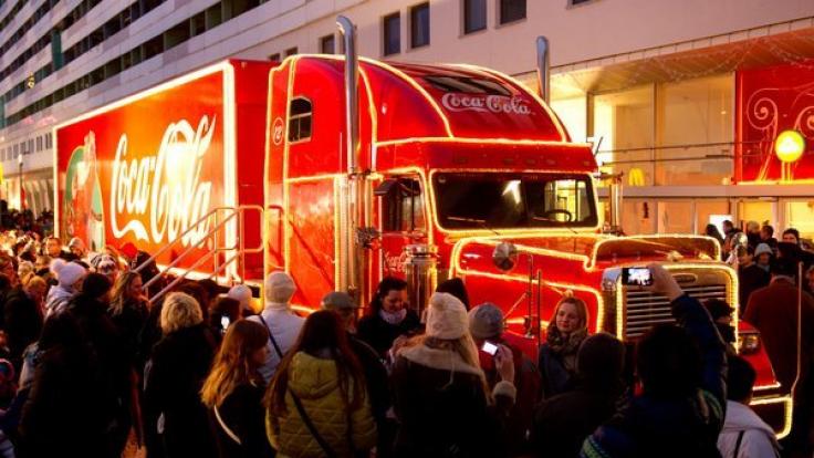 Die Coca-Cola-Weihnachtstrucks touren auch 2018 wieder durch Deutschland.