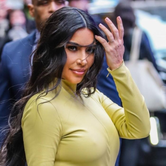 Im hautengen Latex-Dress! Verbrenn Dir nicht die Finger, Kim ...