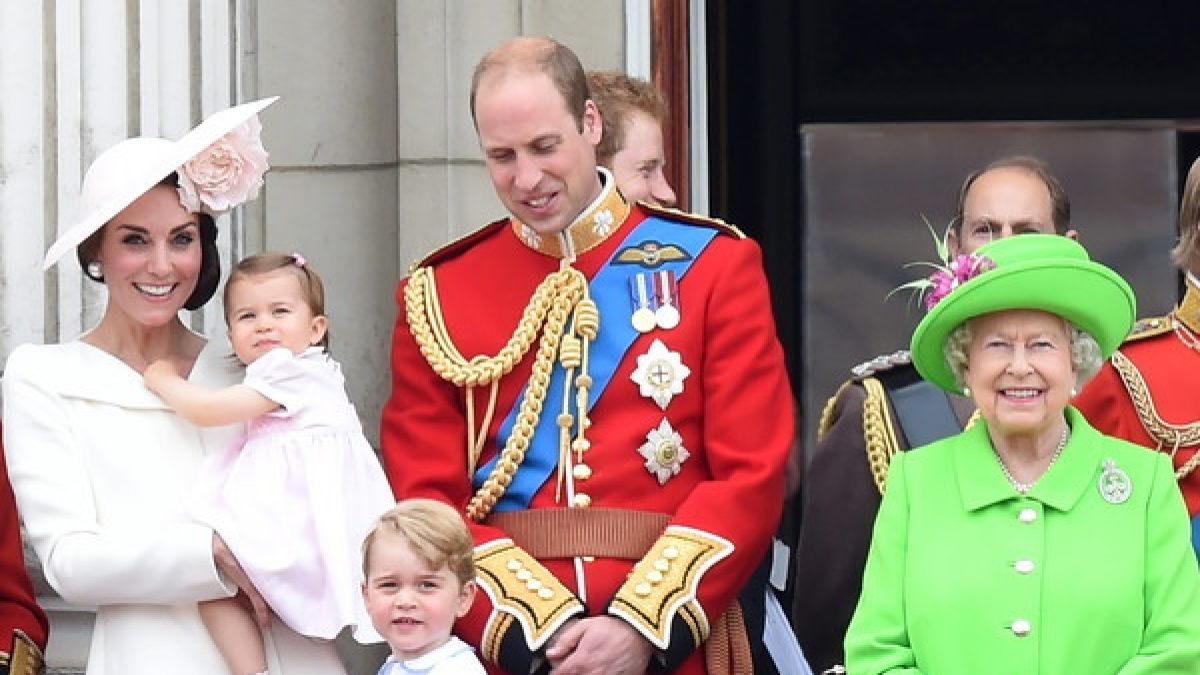 Eine schrecklich royale Familie: K&ouml;nigin Elizabeth II. strahlt an der Seite ihres Enkels Prinz William und dessen Ehefrau Herzogin Kate sowie den Urenkeln Prinz George und Prinzessin Charlotte. (Foto)