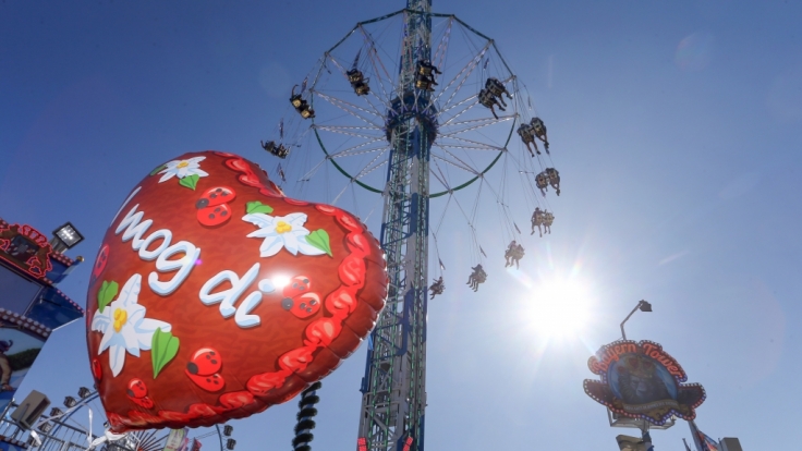 Im Gegensatz zum Rest von Deutschland, scheint über die Wiesn die Sonne.