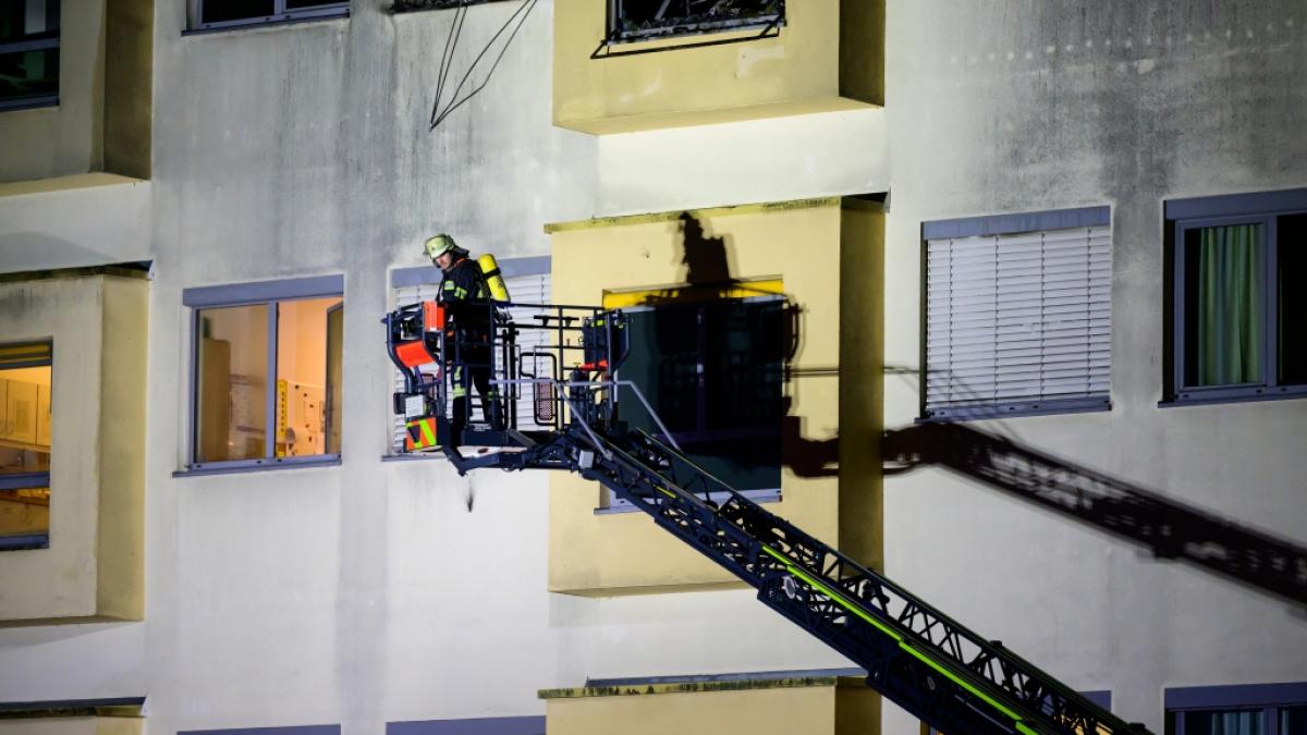Eine ehrenamtliche Einsatzkraft der Feuerwehr arbeitet &uuml;ber eine Drehleiter beim Brand im Krankenhaus in Uelzen. (Foto)