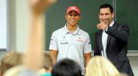 Till Nassif (r) gemeinsam mit Rennfahrer Lewis Hamilton im Jahr 2010 beim Besuch einer Schule in Berlin.